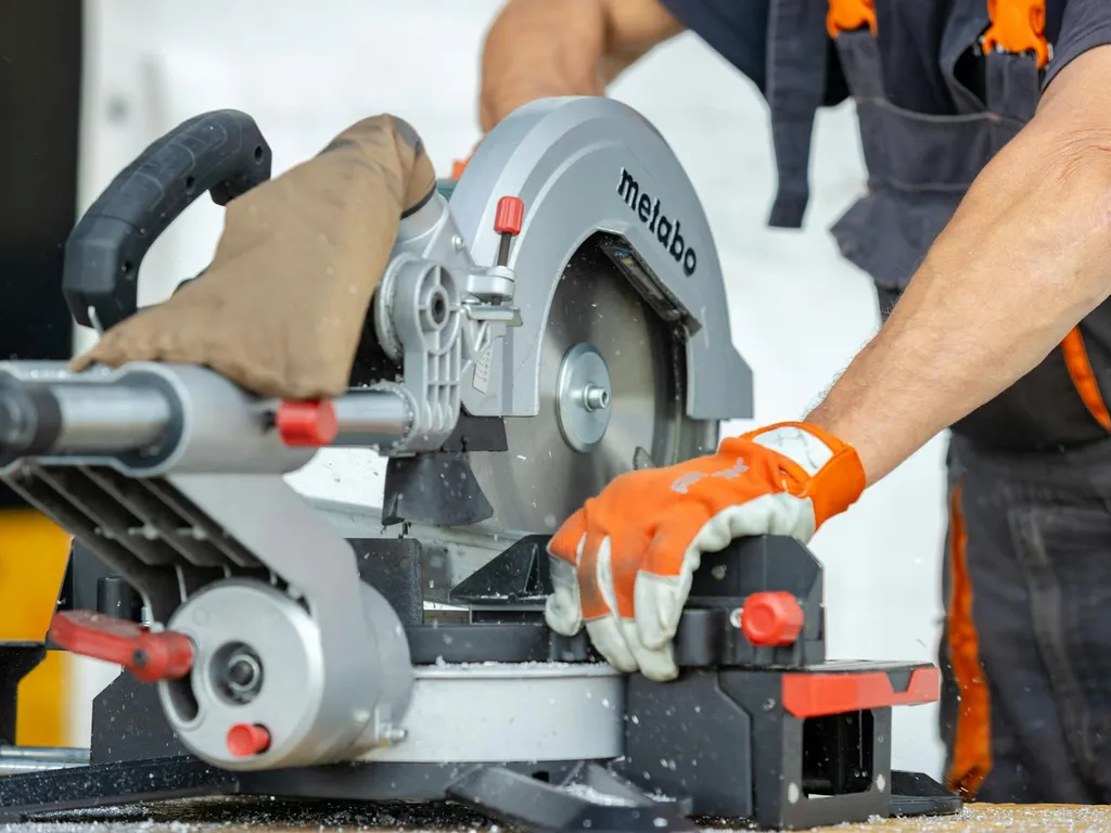 Scie sabre ou scie sauteuse : laquelle choisir selon votre projet ?