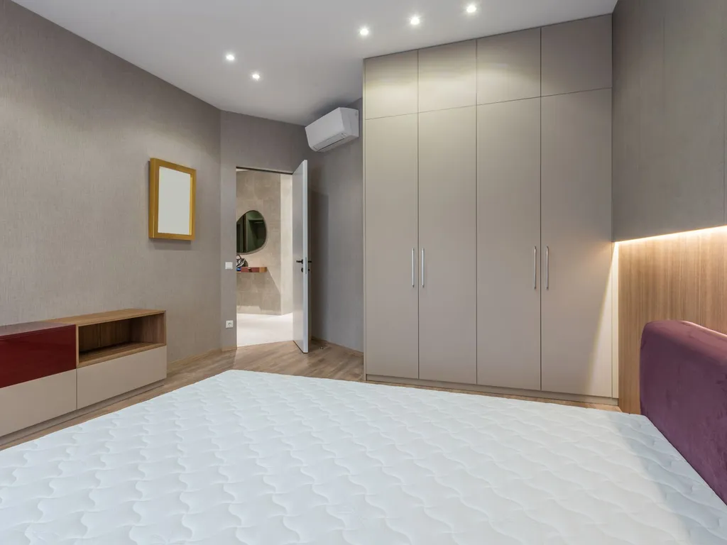 Matelas taché en location meublée, qui paie et comment éviter une retenue sur la caution ?