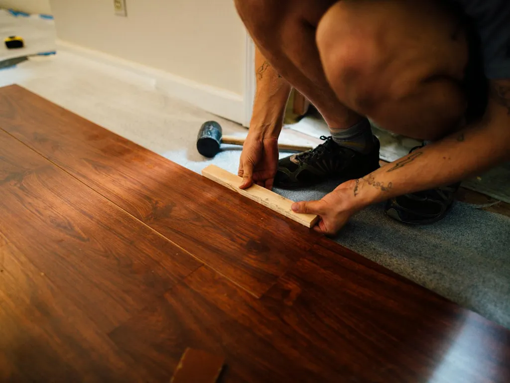 Comment poser du parquet flottant clipsable : guide pas à pas pour débutants