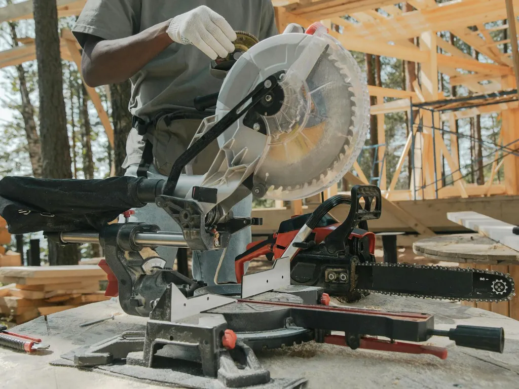 À quoi servait la tronçonneuse ? Origine médicale, évolution technique et vérité derrière les rumeurs